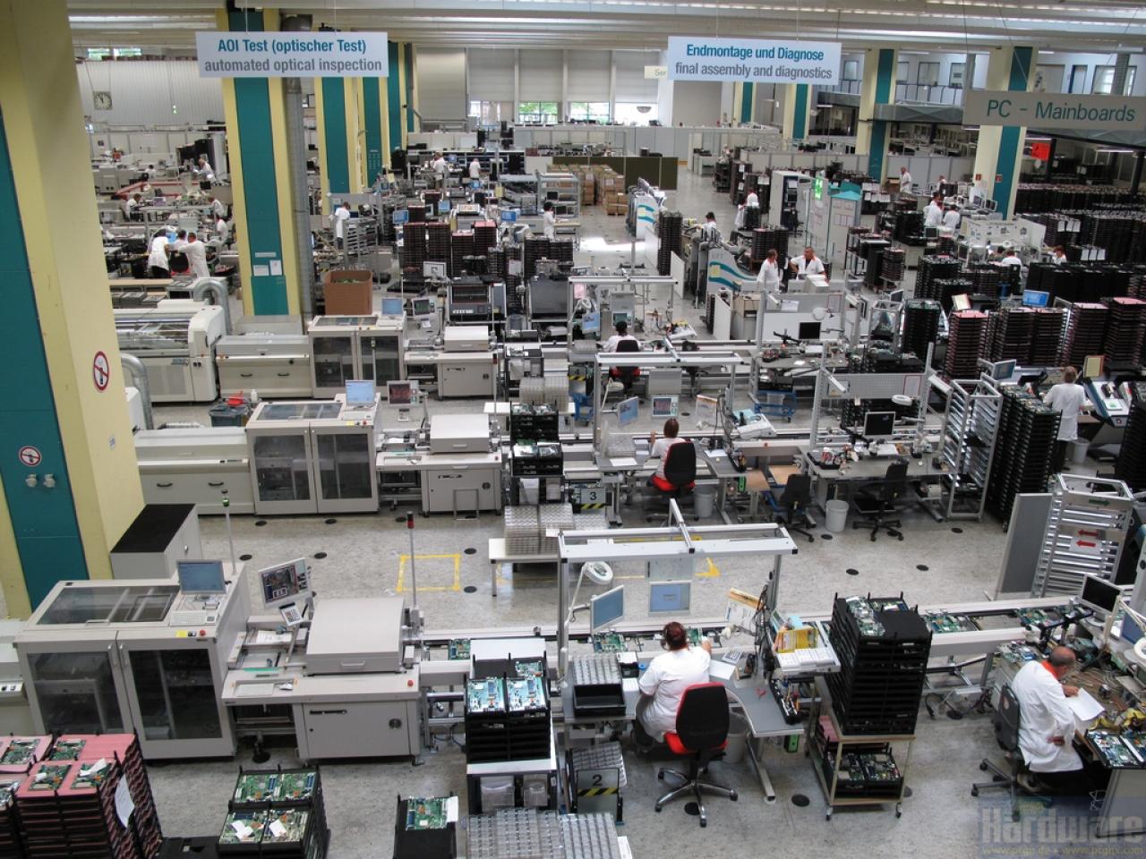 [15/09/2009] Fujitsu Mainboard-Produktion: Das Mainboard kommt in den Testbereich.