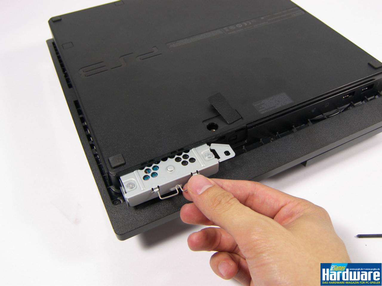 [09/09/2009] 3. Schritt HDD austauschen: Festplattenkäfig herausziehen