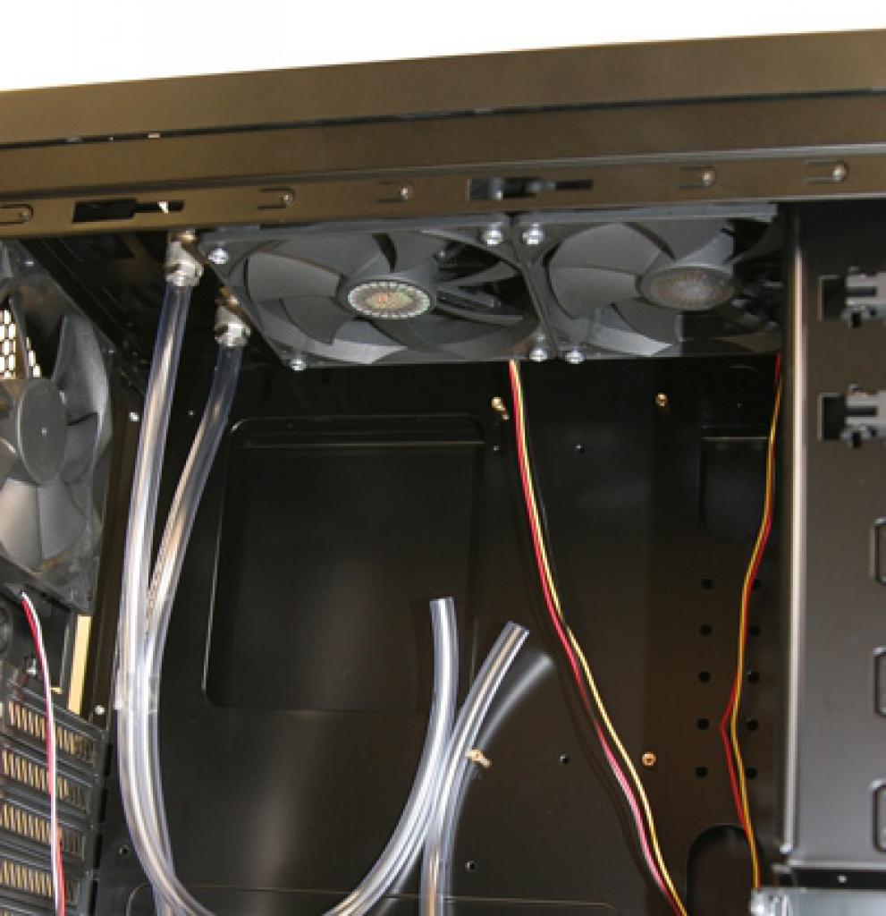 [26/09/2009] Innovatek stellt Lancool K68 Aluminium black mit integrierter Wasserkühlung vor (2)