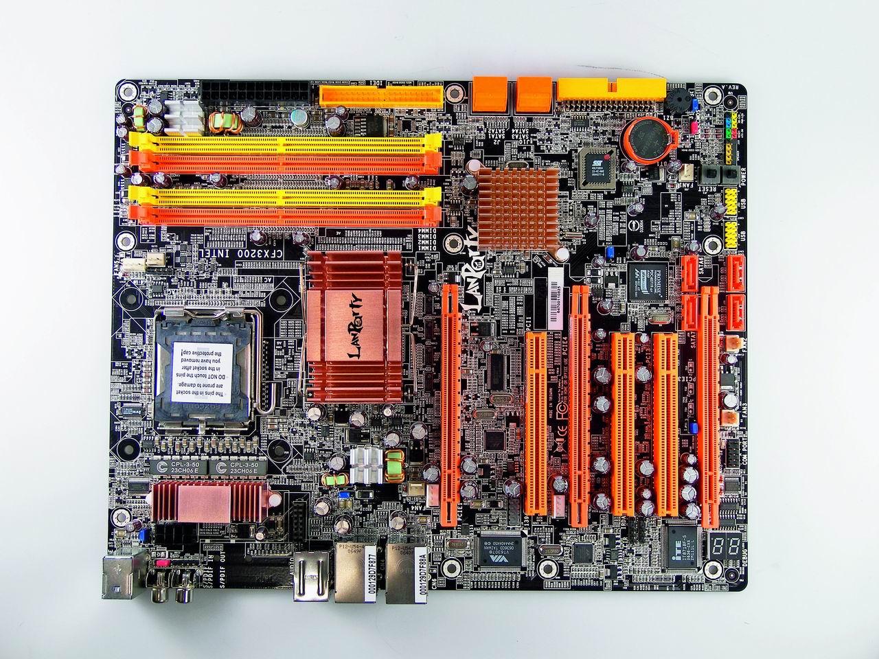 [08/09/2009] DFI ICFX3200 T2RG: Das einzige Board mit RD600, dem letzten Ati-Chip für Intel-Prozessoren