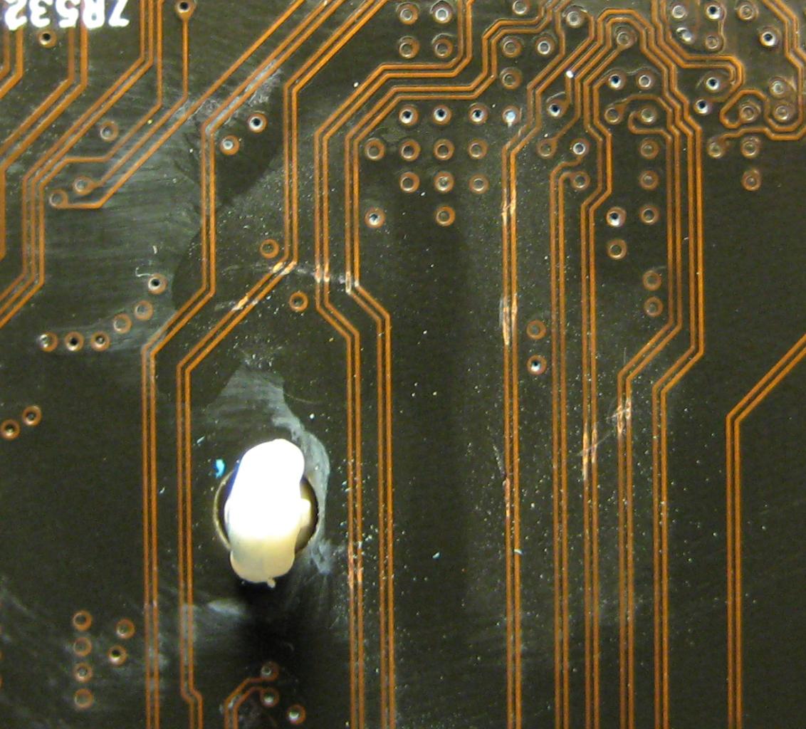 [26/09/2009] PC Games Hardware Extreme: Beschädigte Leiterbahnen reparieren (2)