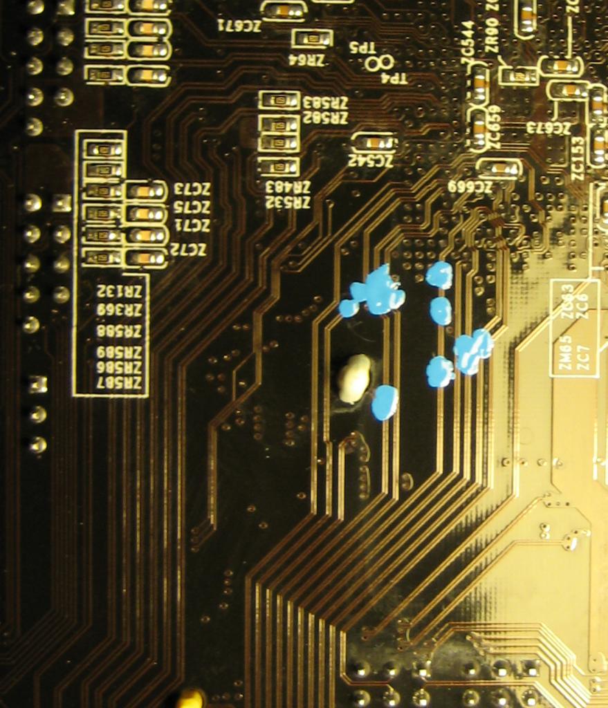 [26/09/2009] PC Games Hardware Extreme: Beschädigte Leiterbahnen reparieren (5)