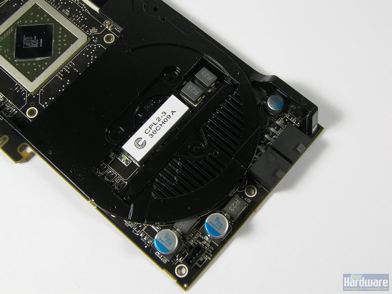 [29/09/2009] Radeon HD 5850: Das VRM-Bereich des PCBs samt Grundplatte