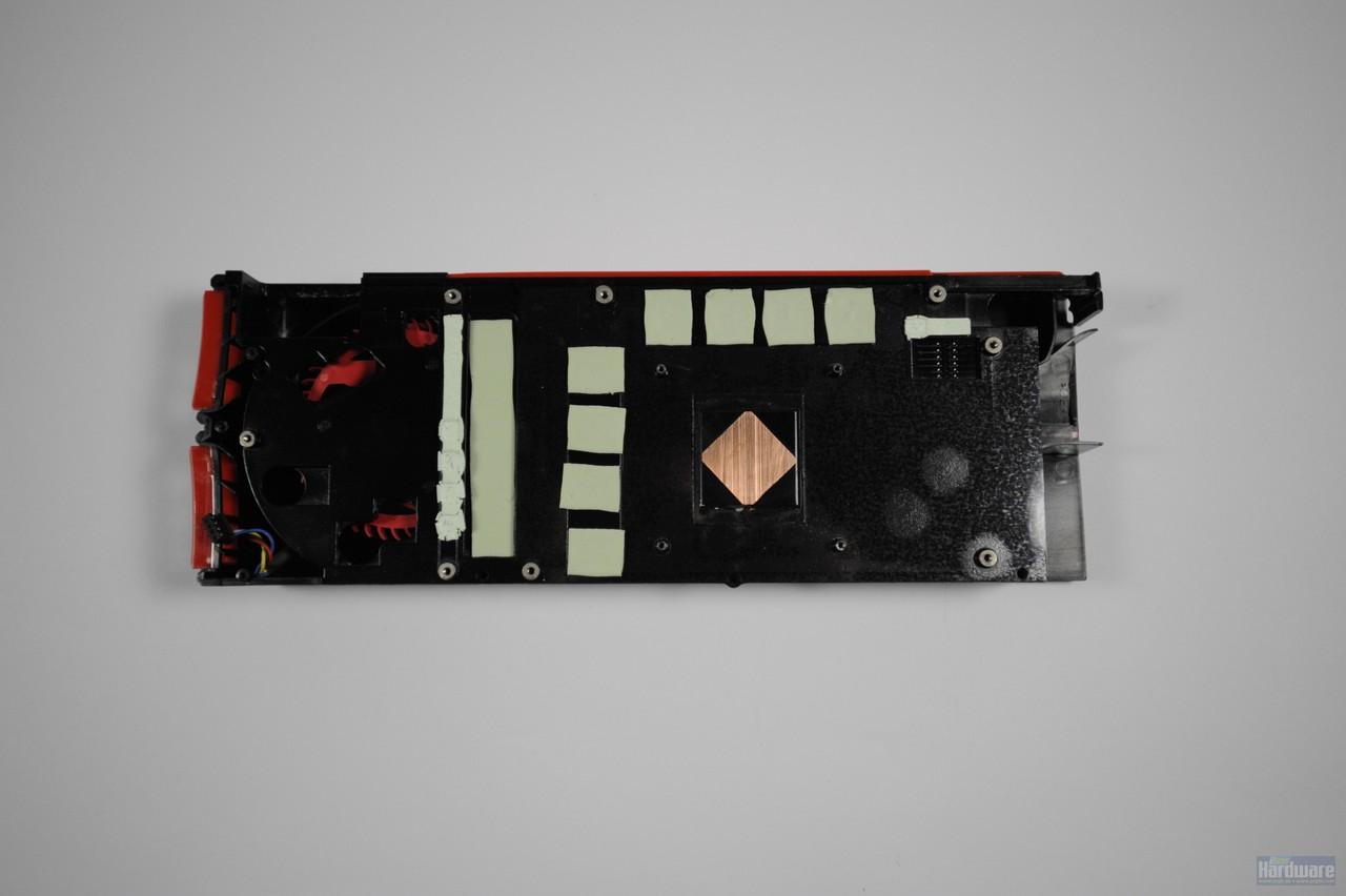 [22/09/2009] Radeon HD 5870: Der Kühler setzt auf einen Kupferkern und Wärmeleitpads