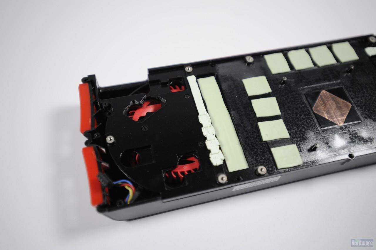 [22/09/2009] Radeon HD 5870: Die Spannungswandler stehen via Pad in Kontakt mit der Bodenplatte