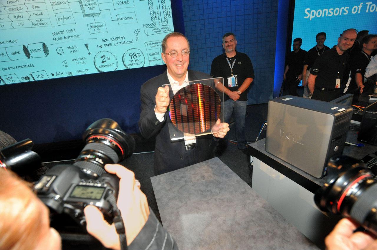[22/09/2009] Intel-CEO Paul Otellini mit 22nm-Wafer
