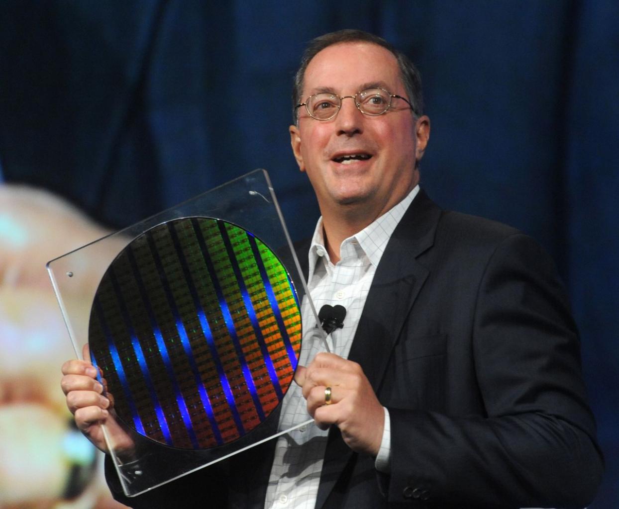 [22/09/2009] Intel-CEO Paul Otellini mit 22nm-Test-Wafer (1)