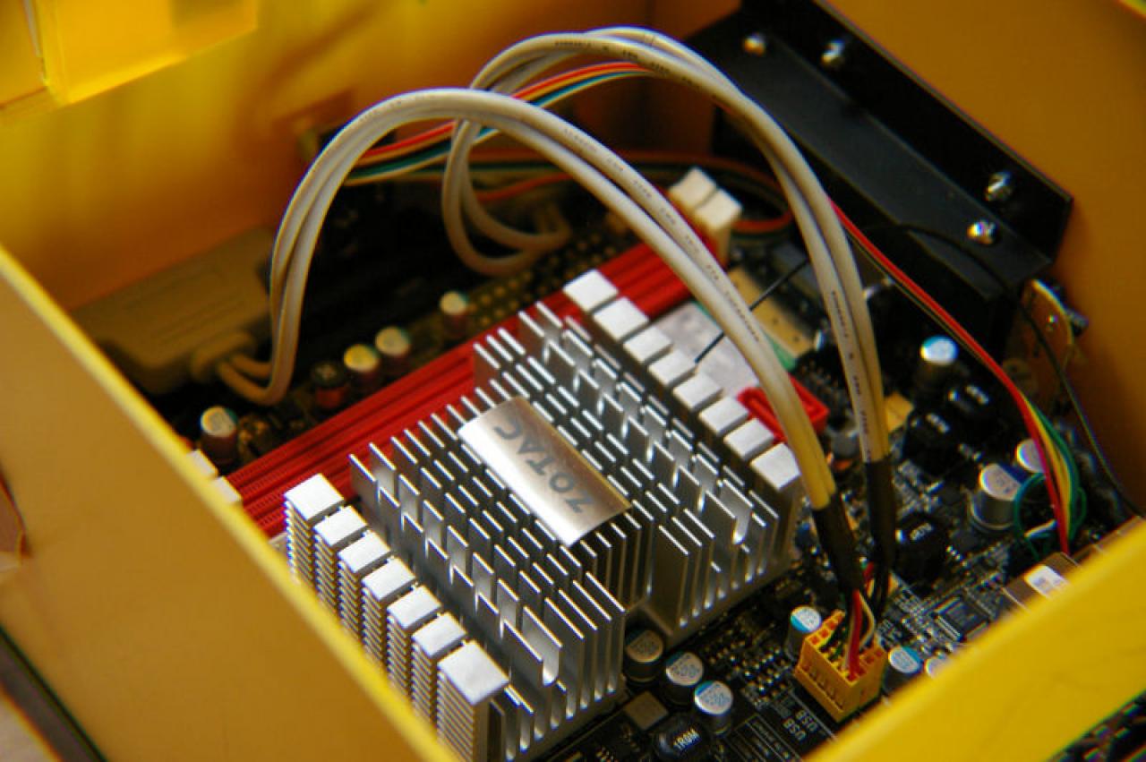 [18/10/2009] PC Games Hardware Extreme: Mini-PC in Wall-E-Optik (8)