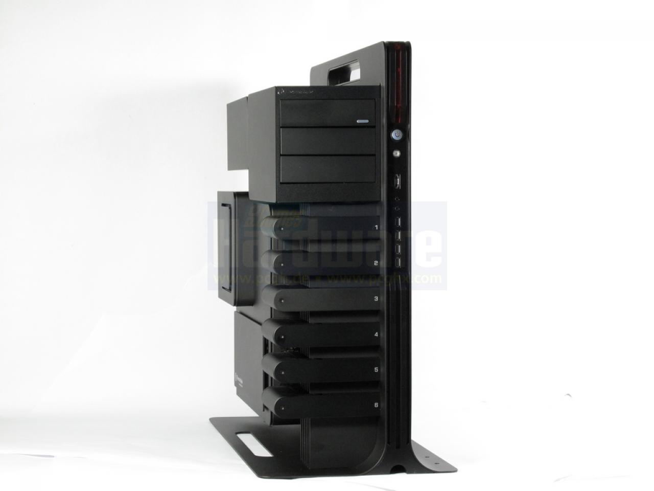 [07/10/2009] Thermaltake Level 10: An der Front stehen vier USB- sowie ein E-SATA-Port zur Verfügung. Anschlüsse für Kopfhörer und Mikrofon gibt es ebenfalls.