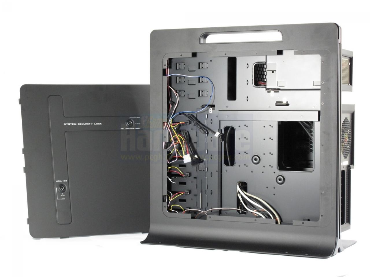 [07/10/2009] Thermaltake Level 10: Die Seitenwand lässt sich abnehmen und ermöglicht so einfachen Zugang zu Kabel und dem Mainboard-Schlitten.