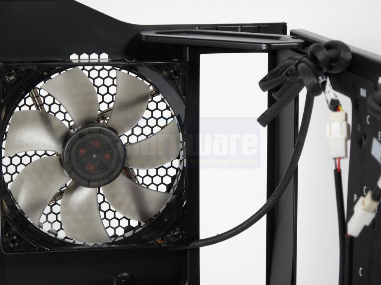 [07/10/2009] Thermaltake Level 10: Im Abteil der Hauptplatine sind zwei Lüfter für die Luftzufuhr zuständig.