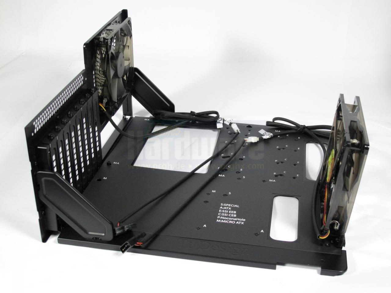 [07/10/2009] Thermaltake Level 10: Der abnehmbare Mainboard-Schlitten bietet Öffnungen für das einfache Verlegen von Kabel sowie eine Aussparung die es ermöglicht CPU-Kühler mit Backplate zu montieren ohne die Hauptplatine ausbauen zu müssen.