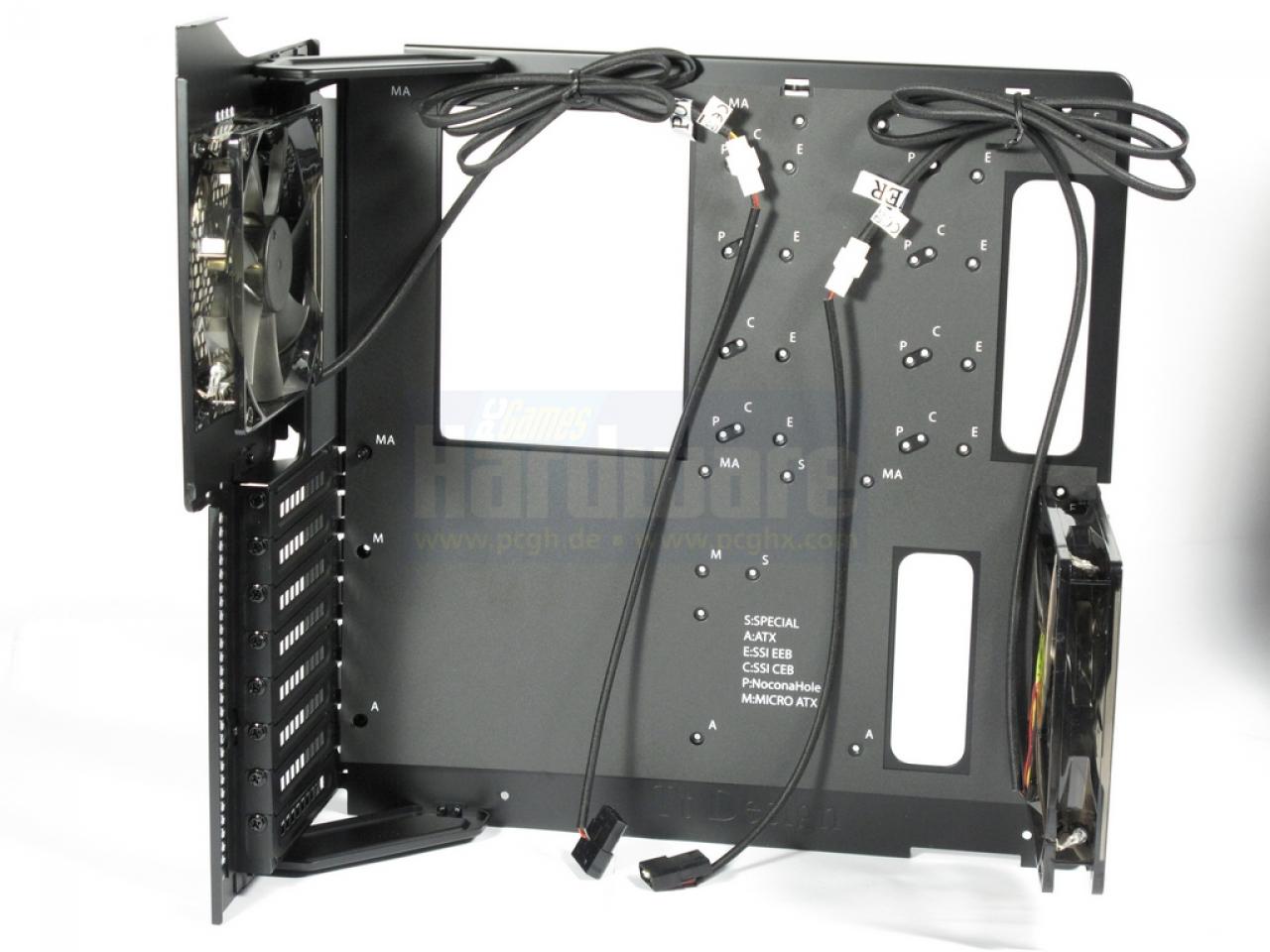 [07/10/2009] Thermaltake Level 10: Auf dem Mainboard-Schlitten sind auch die Bohrungen für die unterschiedlichen Mainboard-Formfaktoren beschriftet.