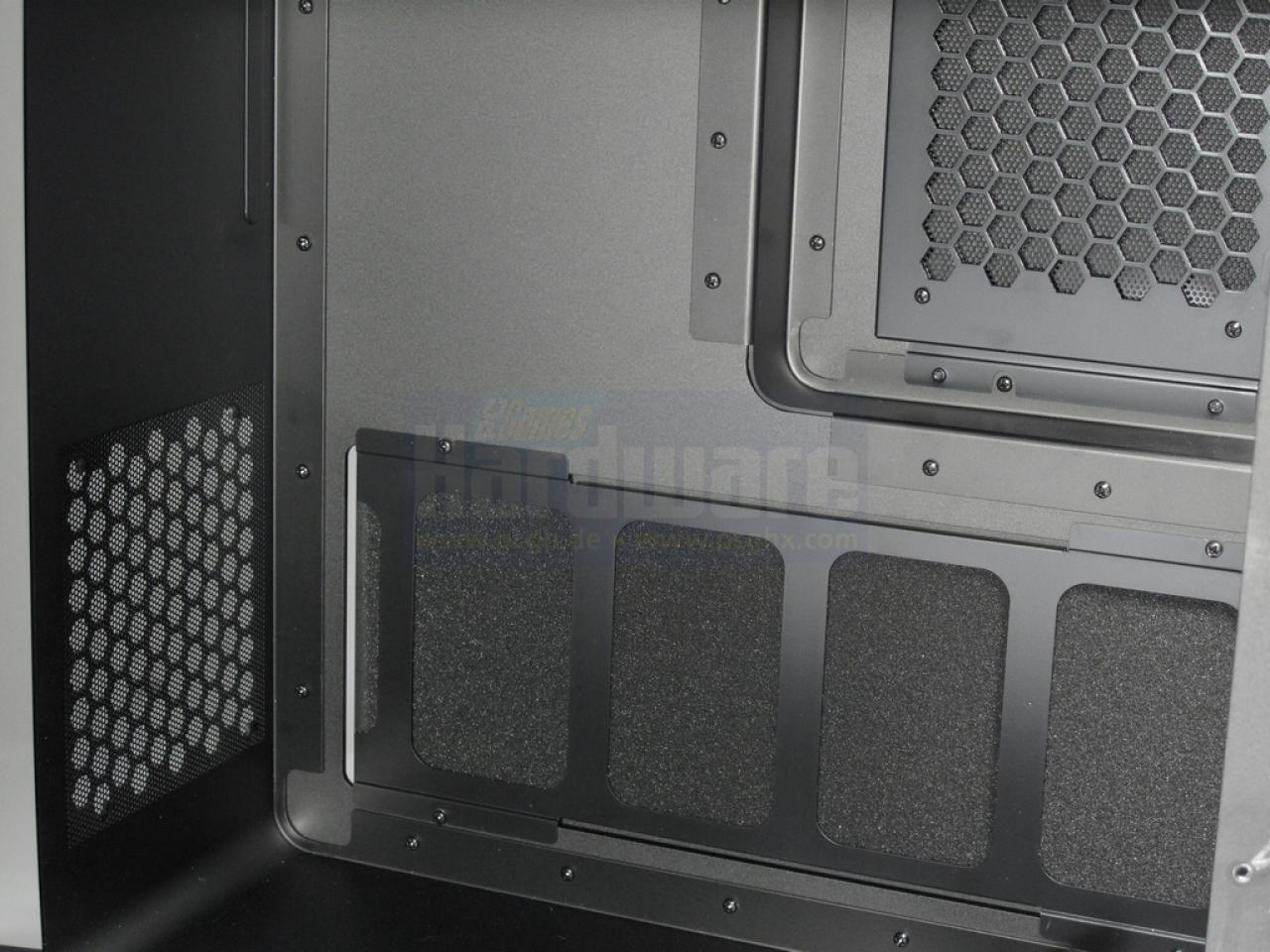 [07/10/2009] Thermaltake Level 10: Belüftungsöffnungen sind entweder mit Gitter oder Staubfilter abgedeckt.