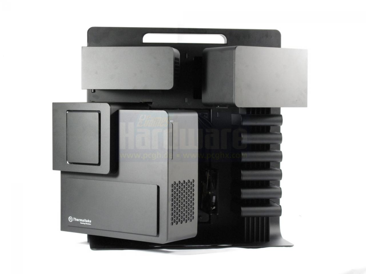 [07/10/2009] Thermaltake Level 10: Die Abteile für Netzteil, Hauptplatine und 5,25-Zoll-Laufwerke werden einzeln aufgeklappt.