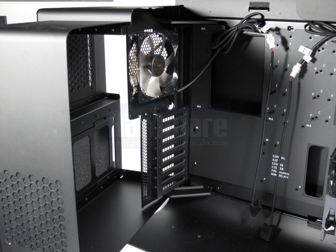 [07/10/2009] Thermaltake Level 10: Wird das Abteil der Hauptplatine aufgeklappt, eröffnet sich der Blick auf den Mainboard-Schlitten, an welchem auch die zuständigen Lüfter befestigt sind.