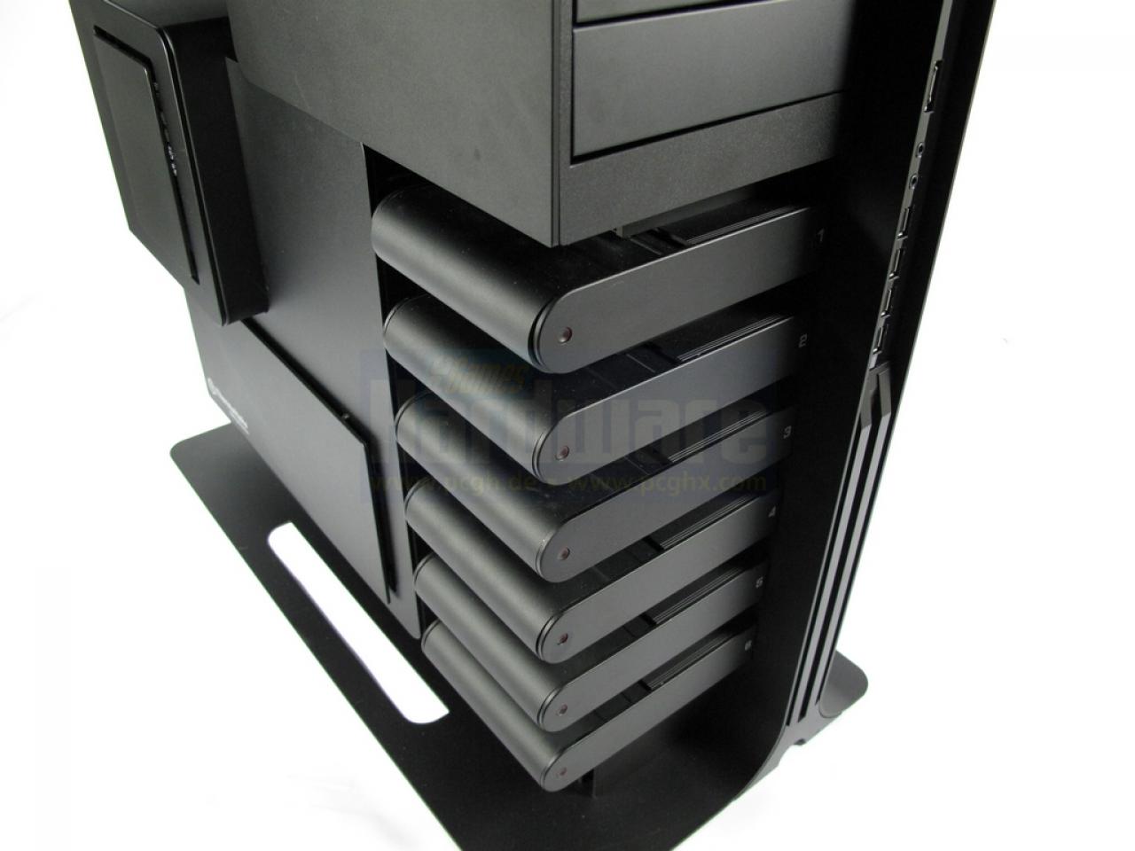 [07/10/2009] Thermaltake Level 10: Eine LED an jedem 3,5-Zoll-Gehäuse gibt Aufschluss darüber ob eine Festplatte installiert ist.