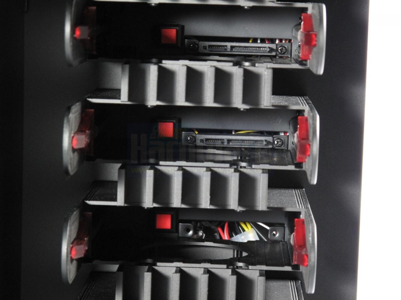 [07/10/2009] Thermaltake Level 10: Zwei der Festplatten Halterungen sind Hot-Swap-fähig.