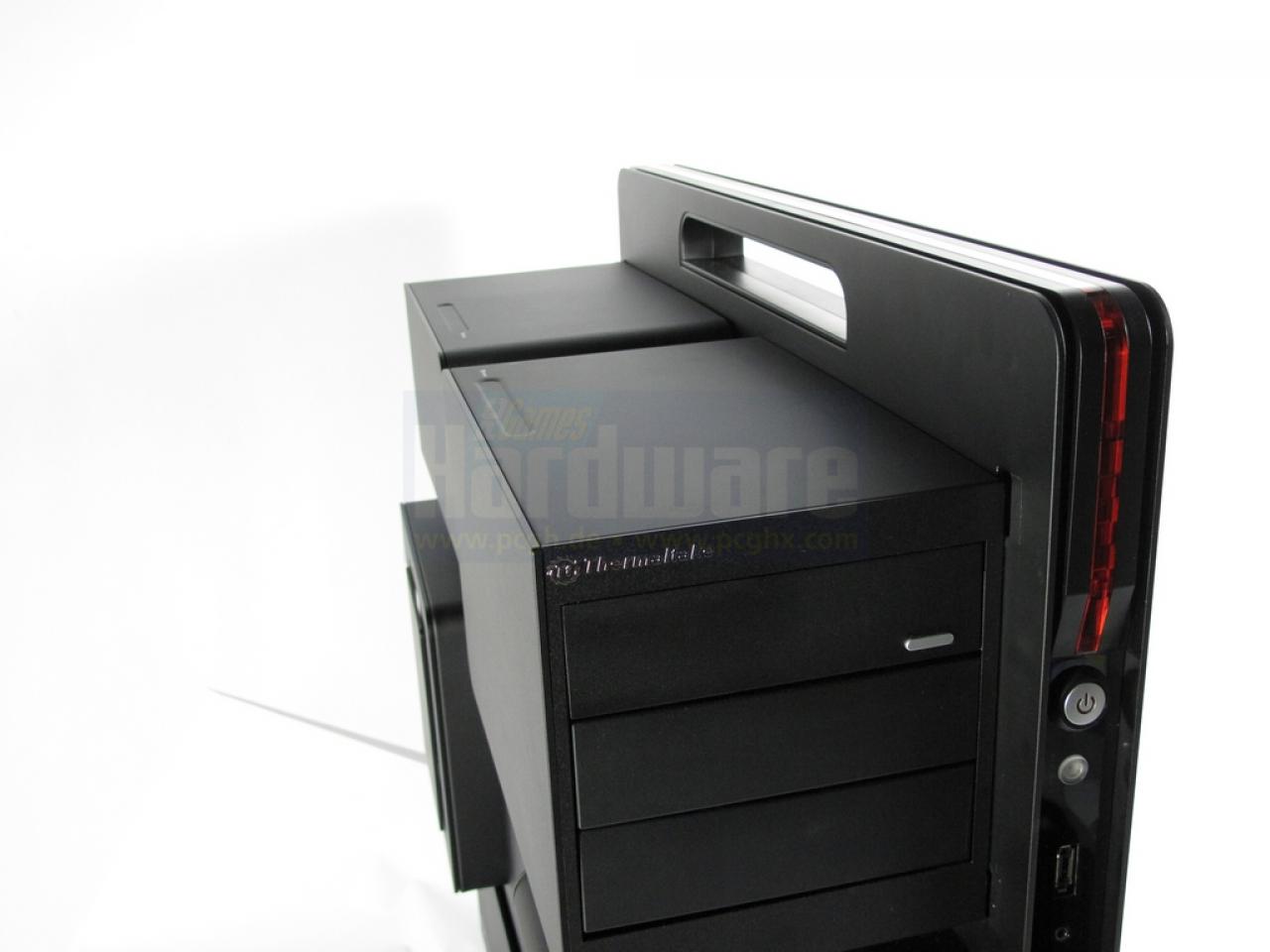 [07/10/2009] Thermaltake Level 10: Auch wenn das Level 10 scheinbar über einen Tragegriff verfügt, ist es mit einem Leergewicht von über 20 Kilogramm kein optimales LAN-Party-Gehäuse.