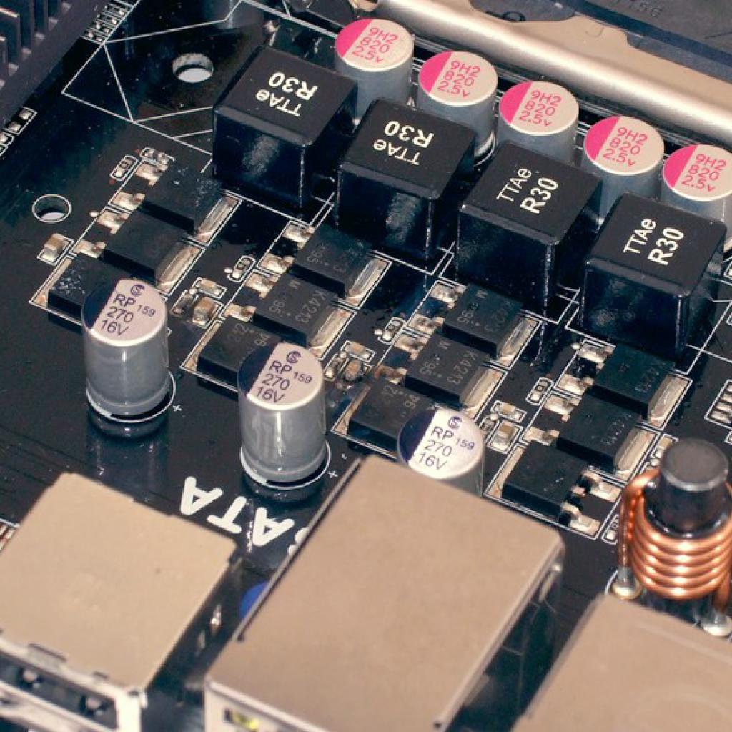 [16/10/2009] ECS P55H-A: 0,29 V Offset-Spannung und 1,39 bis 1,41 Volt CPU-Spannung - Phase zerstört