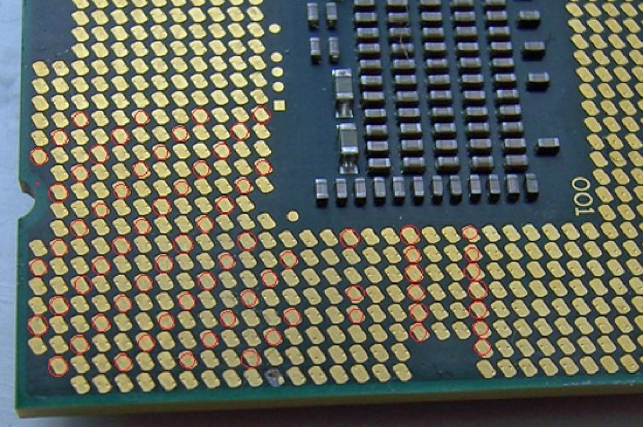 [16/10/2009] Die markierten Kontaktflächen haben in dem von Foxconn stammenden Sockel einen zu geringen Anpressdruck.