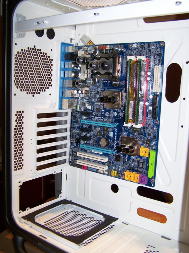 [14/11/2009] PC Games Hardware Extreme: Ein Wakü-PC im Wandel der Zeit (12)