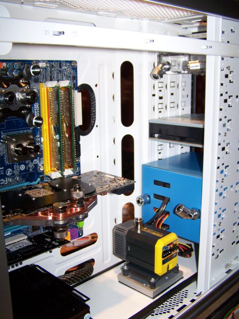 [14/11/2009] PC Games Hardware Extreme: Ein Wakü-PC im Wandel der Zeit (14)