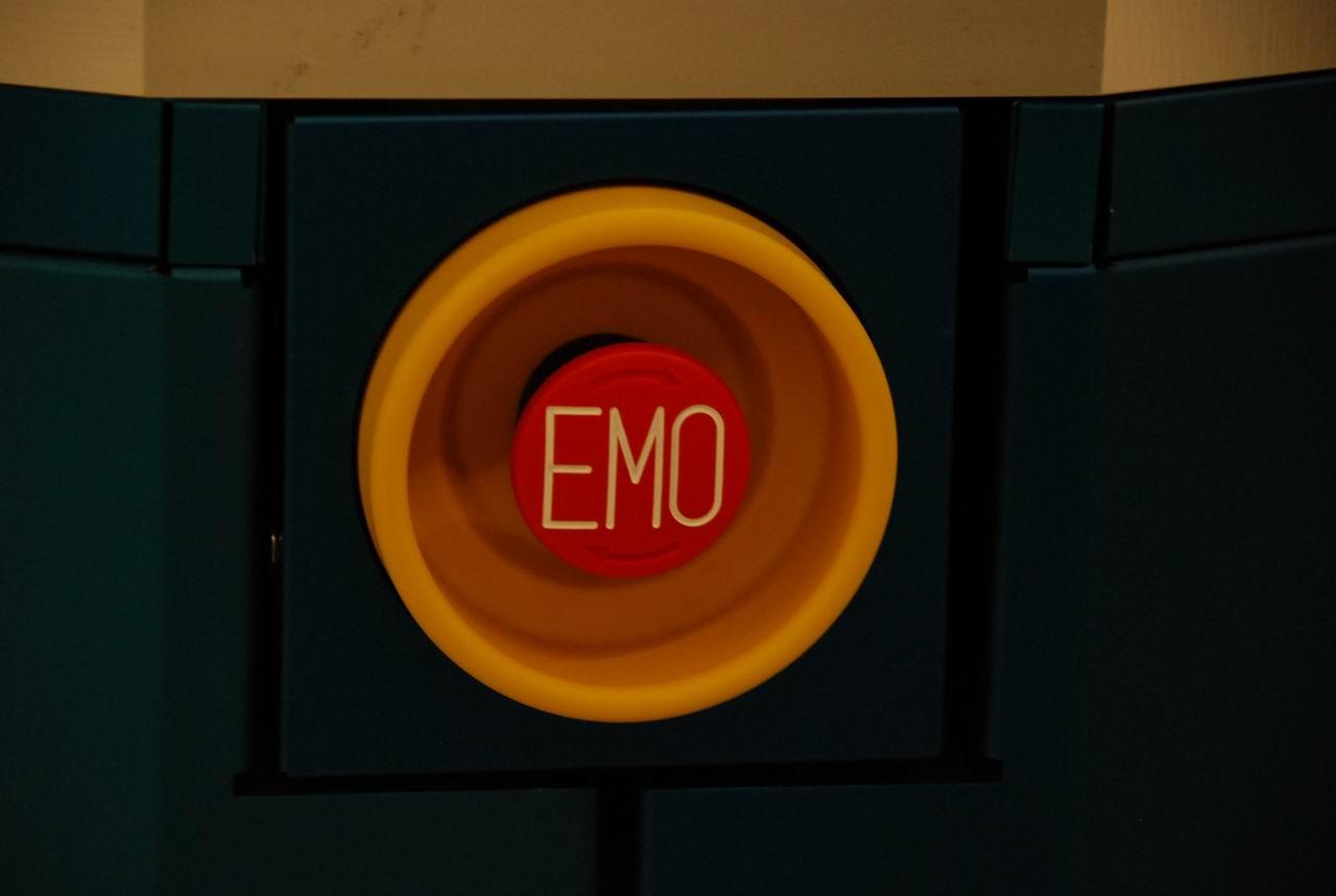 [12/11/2009] Notausschalter eines Reinraumgerätes (EMO = emergency off)