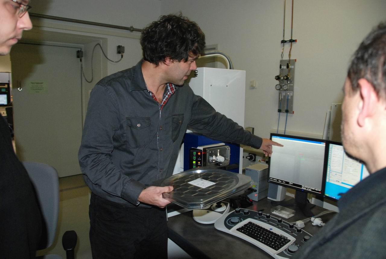 [12/11/2009] Eckhard Langer, GLOBALFOUNDRIES Center for Complex Analysis, an der DualBeamFIB („Zweistrahlfokussiertes Ionenstrahlmikroskop“)