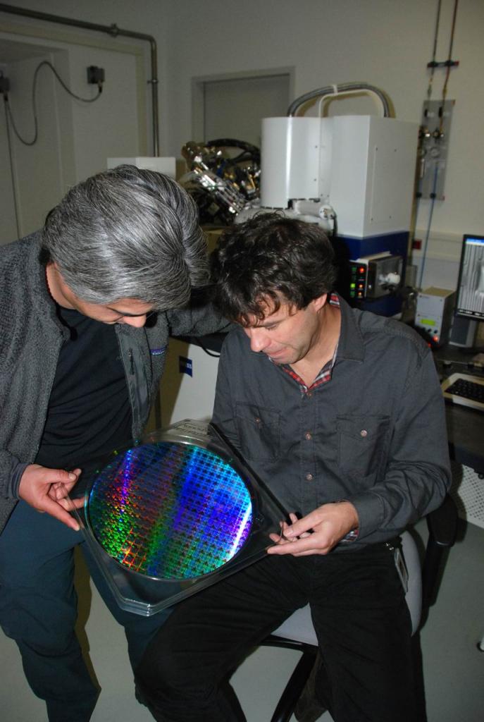 [12/11/2009] Eckhard Langer, GLOBALFOUNDRIES Center for Complex Analysis, an der DualBeamFIB („Zweistrahlfokussiertes Ionenstrahlmikroskop“) (2)