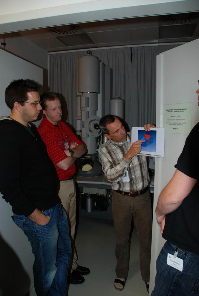[12/11/2009] Hans-Jürgen Engelmann, GLOBALFOUNDRIES Center for Complex Analysis, erläutert die Funktionsweise eines TEM (transmission electron microscope, Transmissions-elektronenmikroskop)