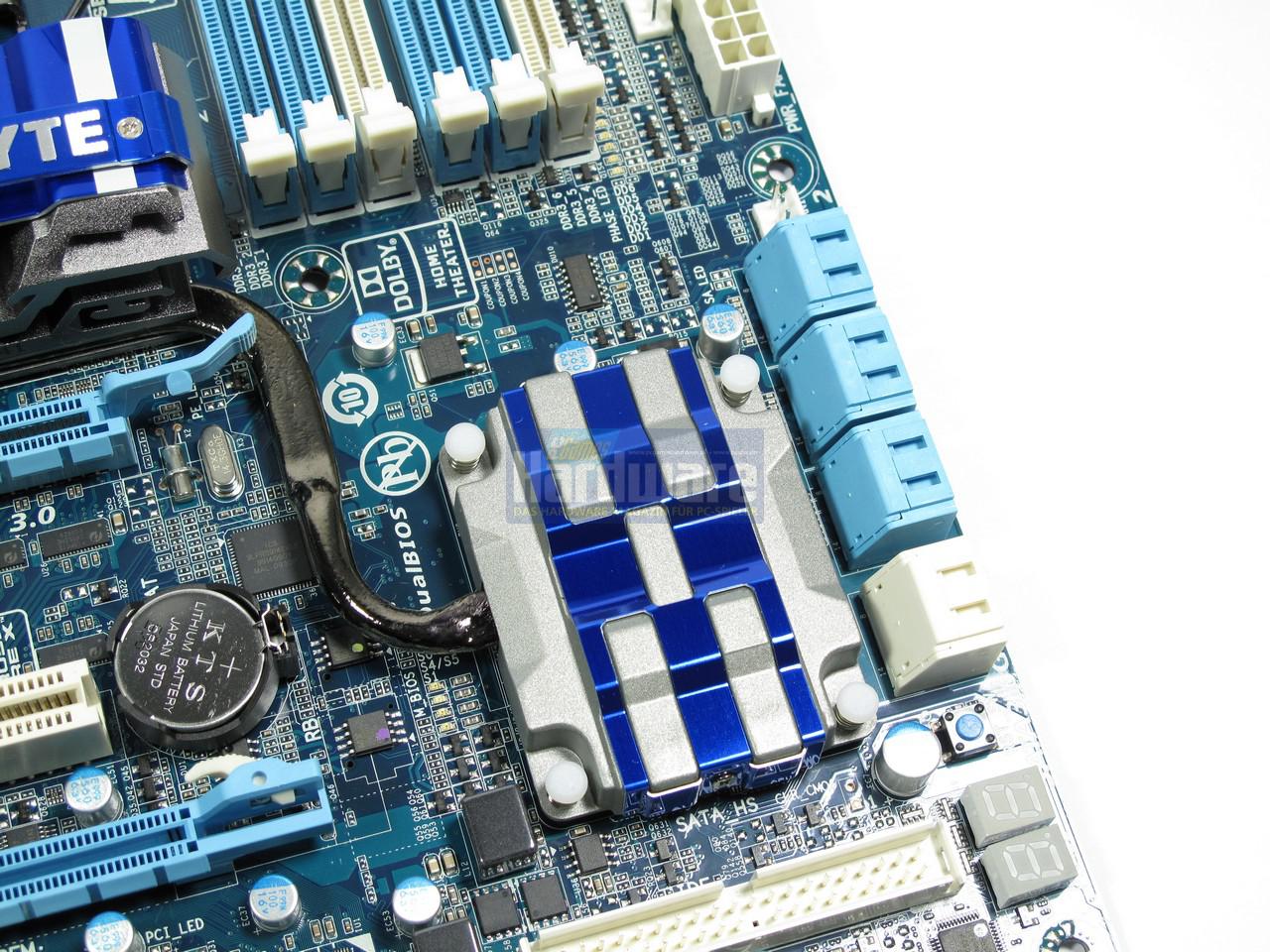 [11/11/2009] Gigabyte GA-P55A-UD6 - Marvell SATA-Revision-3.0-Controller-Chip (unter der Kühlkonstruktion in der Mitte des Bildes)