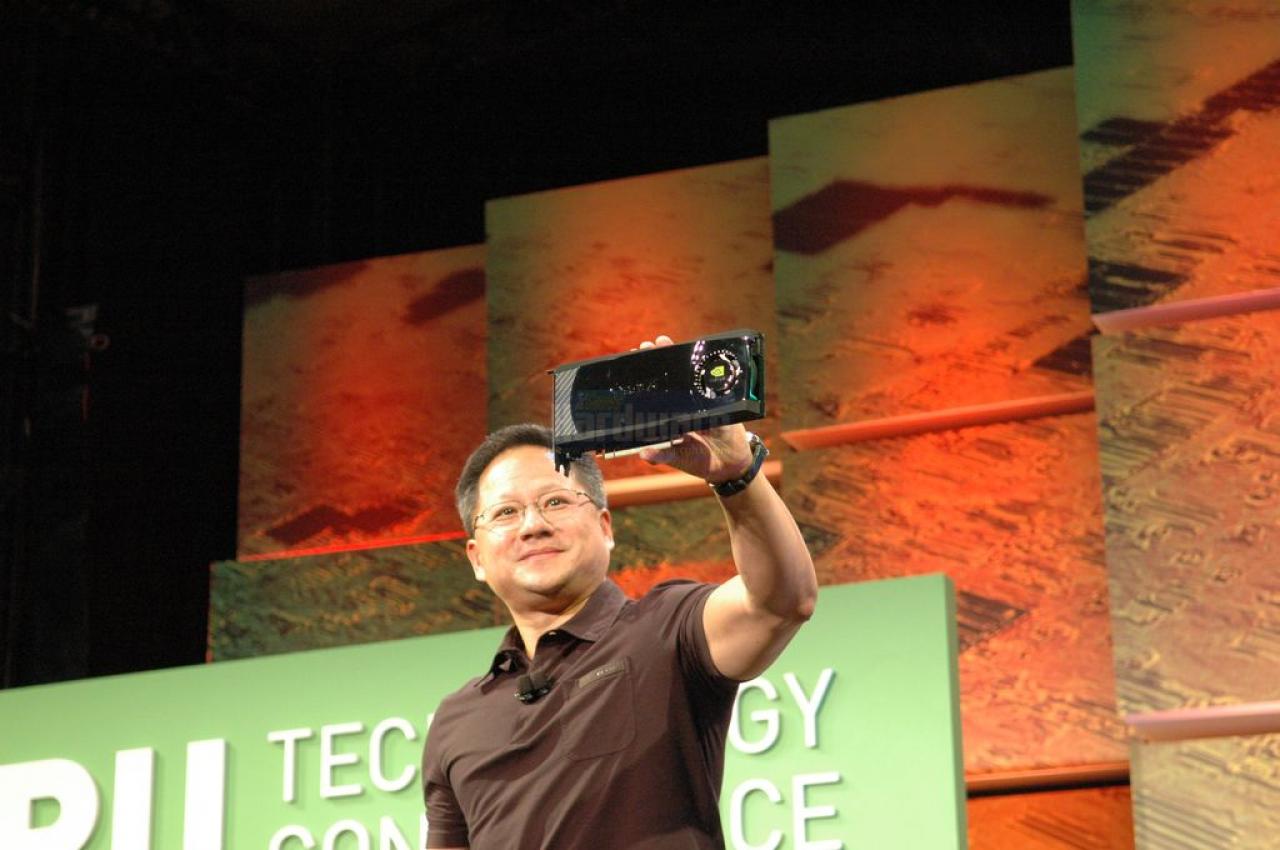 [11/11/2009] Nvidia-CEO Jen-Hsun Huang zeigt stolz eine vermeintliche Fermi-Grafikkarte auf der GTC 09