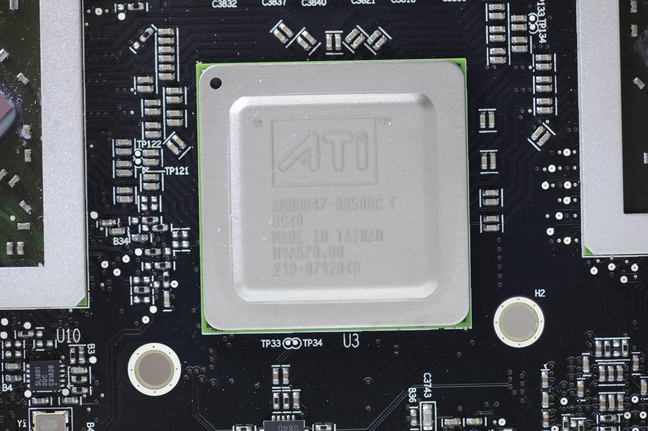 [23/11/2009] Radeon HD 5970: Brückenchip von PLX (Closeup)