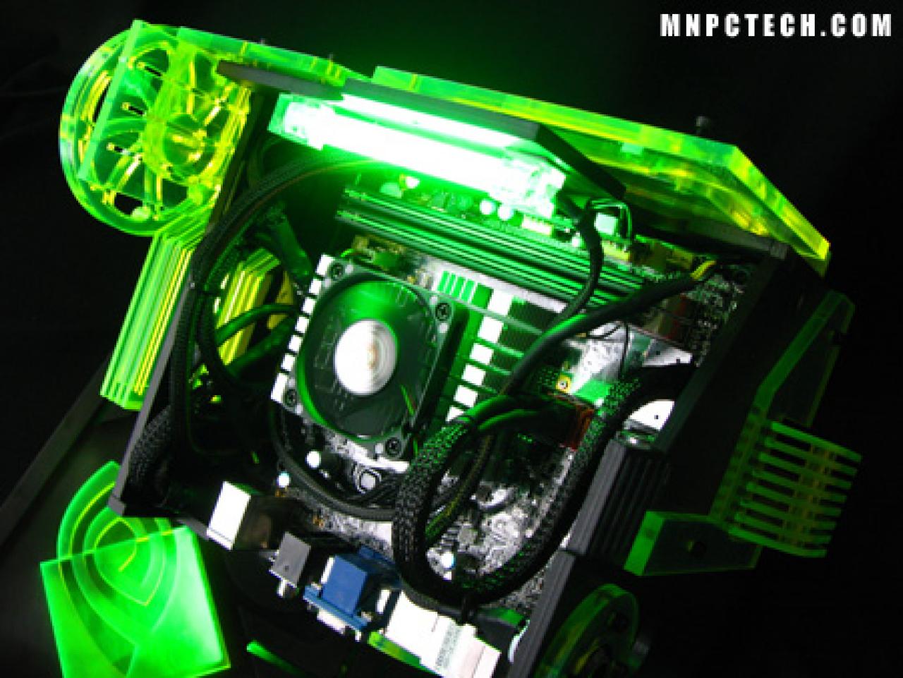 [20/11/2009] Im Inneren des Nvidia Ion Cube PC arbeitet ein auf dem Zotac Ion 330 ITX Mainboard basierendes System.