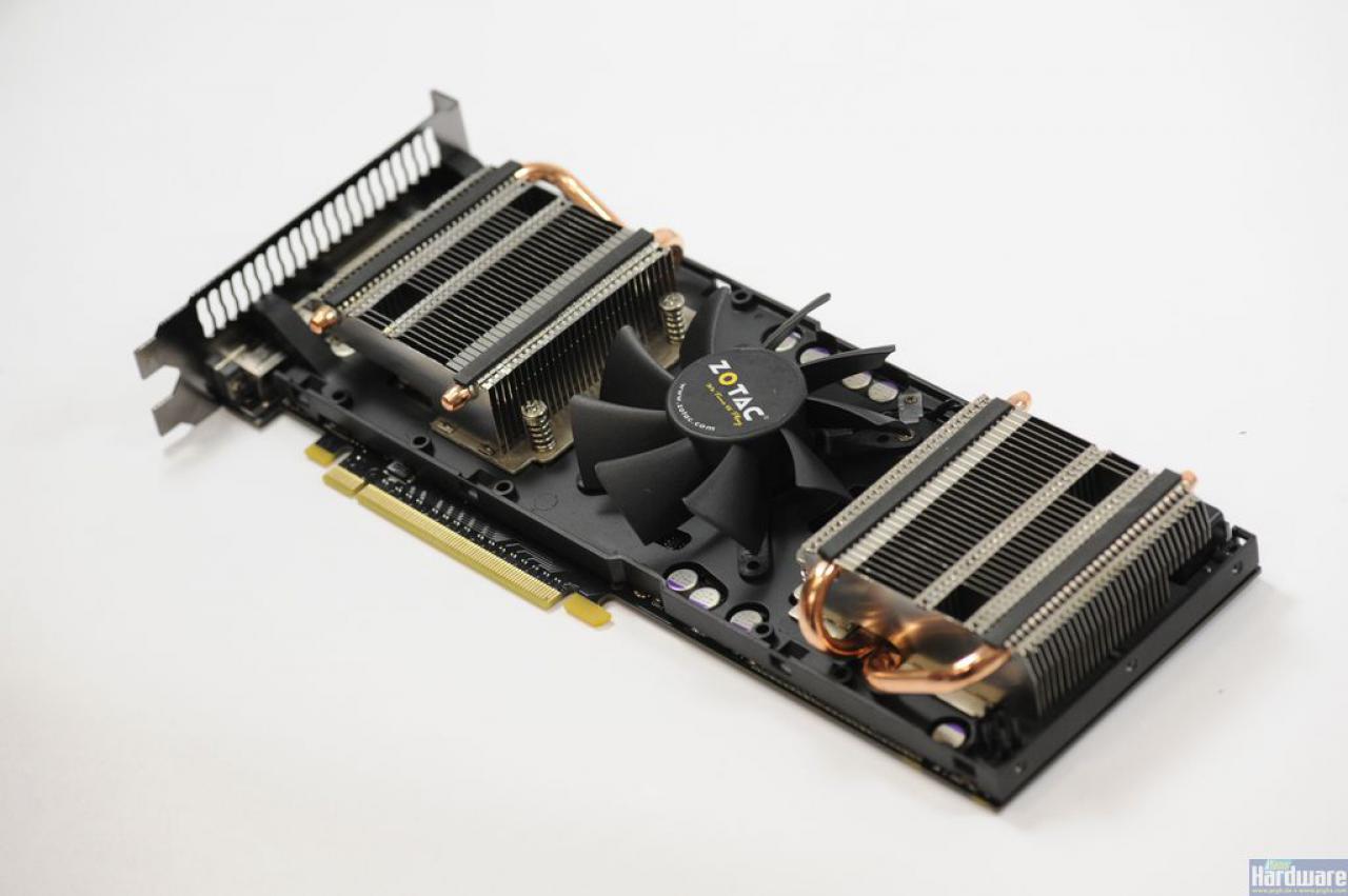 [18/12/2009] Geforce GTX 295 2.0: Eher heimlich still und leise führt Nvidia Mitte Juni eine neue Revision der GTX 295 zur Kostensenkung ein. Die sogenannte Single-PCB-Version sollte den Preisvorteil der HD 4870 X2 wettmachen, ging aber trotz minimal höherer Speichertaktung auch leiser zu Werke als die Vorgängervariante.