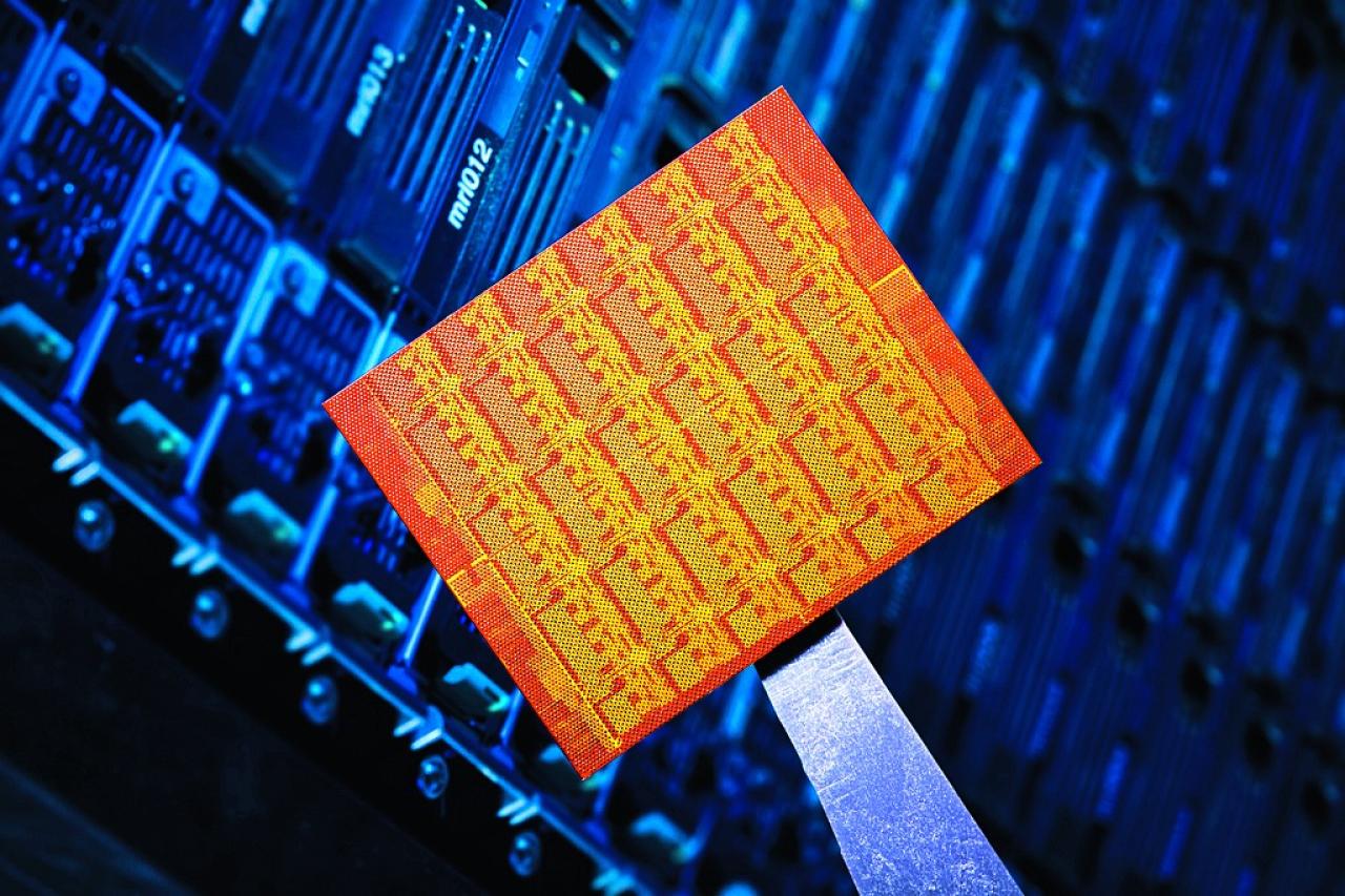 [22/12/2009] Dezember 2009: Intel präsentiert mit „Rock Creek“ den Prototypen eines x86-Prozessors mit 48 Kernen.