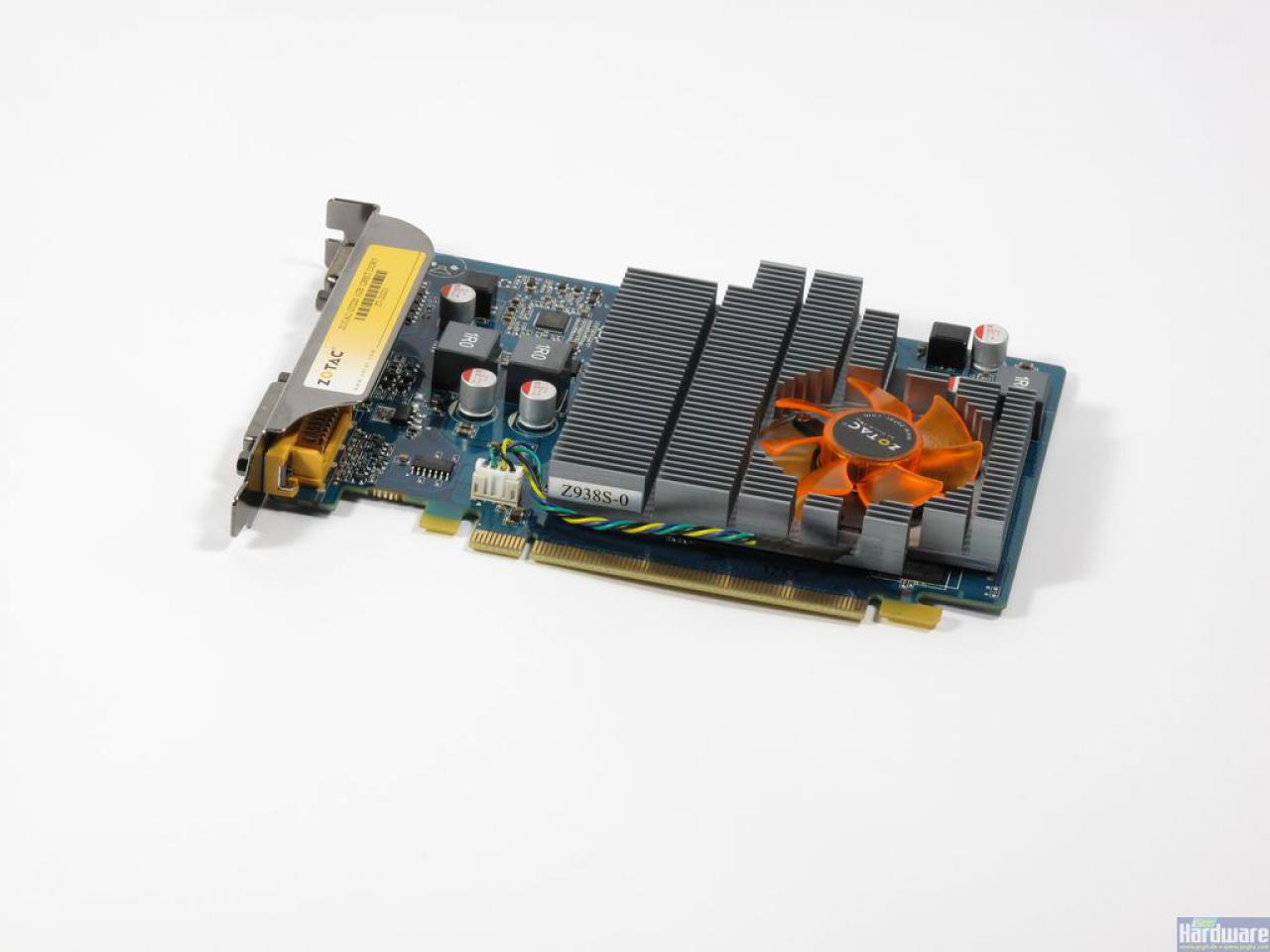 [18/12/2009] Geforce GT220: Inmitten der AMD-Euphorie gibt es ein kleines gallische Dorf, in man noch mit DirectX 10.1 zufrieden ist. Die GT220 kann als zweites Modell aus Nvidias 40nm-Reihe anspruchslose Spieler zufriedenstellen und dank gute Videobeschleunigung und vertretbar geringer Leistungsaufnahme im Multimedia-Bereich überzeugen. Zudem ist sie dank 48 ALUs auch als Physx-Zweitkarte zu gebrauchen.