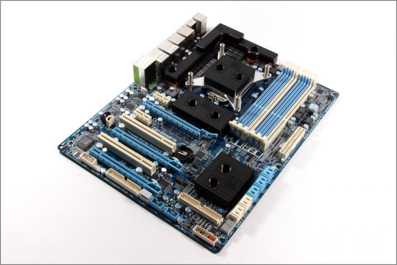 [23/12/2009] PC Games Hardware Extreme: Ein Wakü-PC im Wandel der Zeit (2)