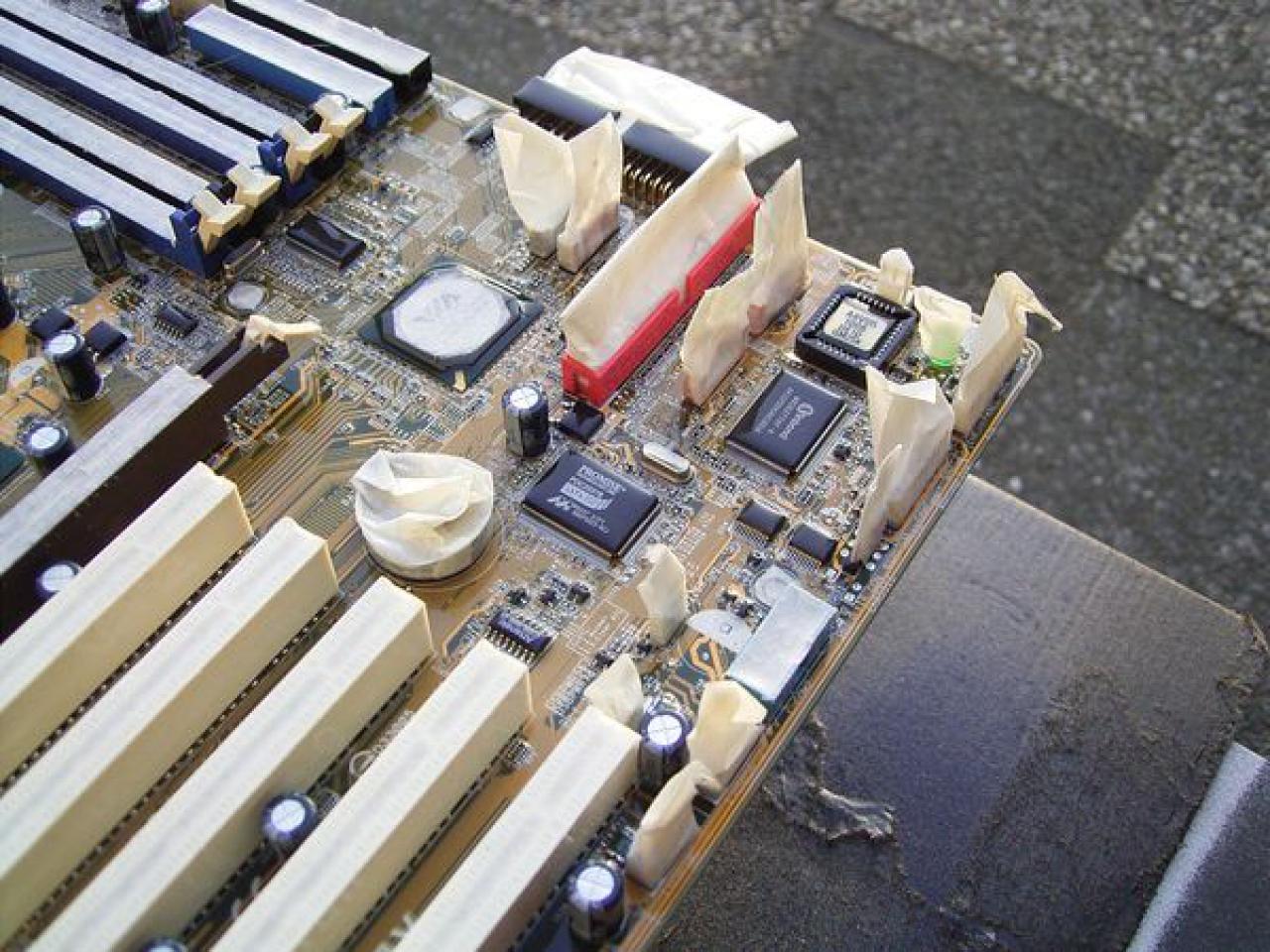 [25/12/2009] Mainboard lackieren (5)