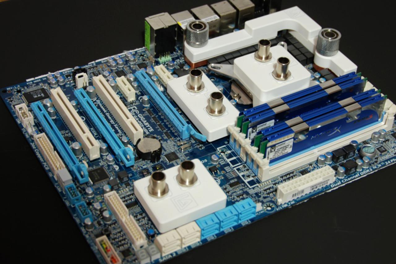 [30/12/2009] PC Games Hardware Extreme: Ein Wakü-PC im Wandel der Zeit (1)