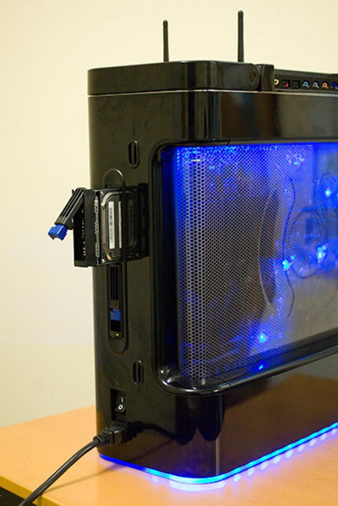 [12/12/2009] Hardcore Computer Reactor Extreme ist das Spitzenmodell der komplett in Kühlflüssigkeit eingelegten Komplett-PC-Serie. (1)