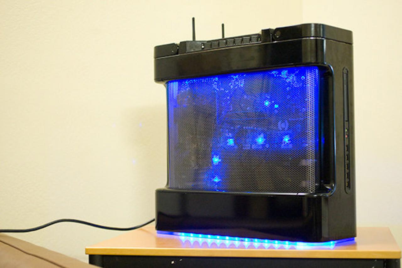 [12/12/2009] Hardcore Computer Reactor Extreme ist das Spitzenmodell der komplett in Kühlflüssigkeit eingelegten Komplett-PC-Serie. (2)