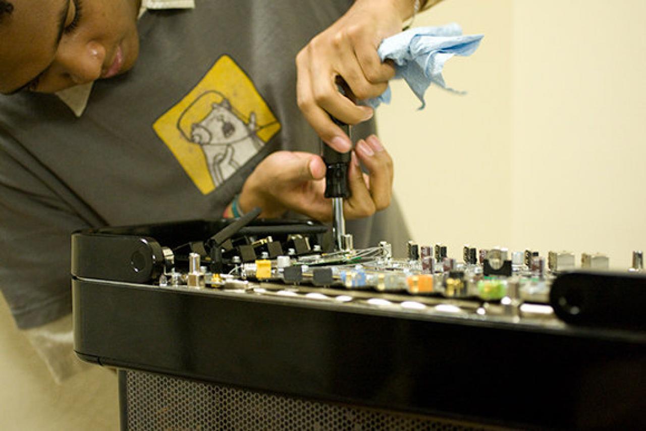 [12/12/2009] Hardcore Computer Reactor Extreme ist das Spitzenmodell der komplett in Kühlflüssigkeit eingelegten Komplett-PC-Serie. (3)