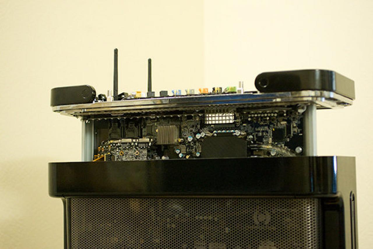 [12/12/2009] Hardcore Computer Reactor Extreme ist das Spitzenmodell der komplett in Kühlflüssigkeit eingelegten Komplett-PC-Serie. (5)