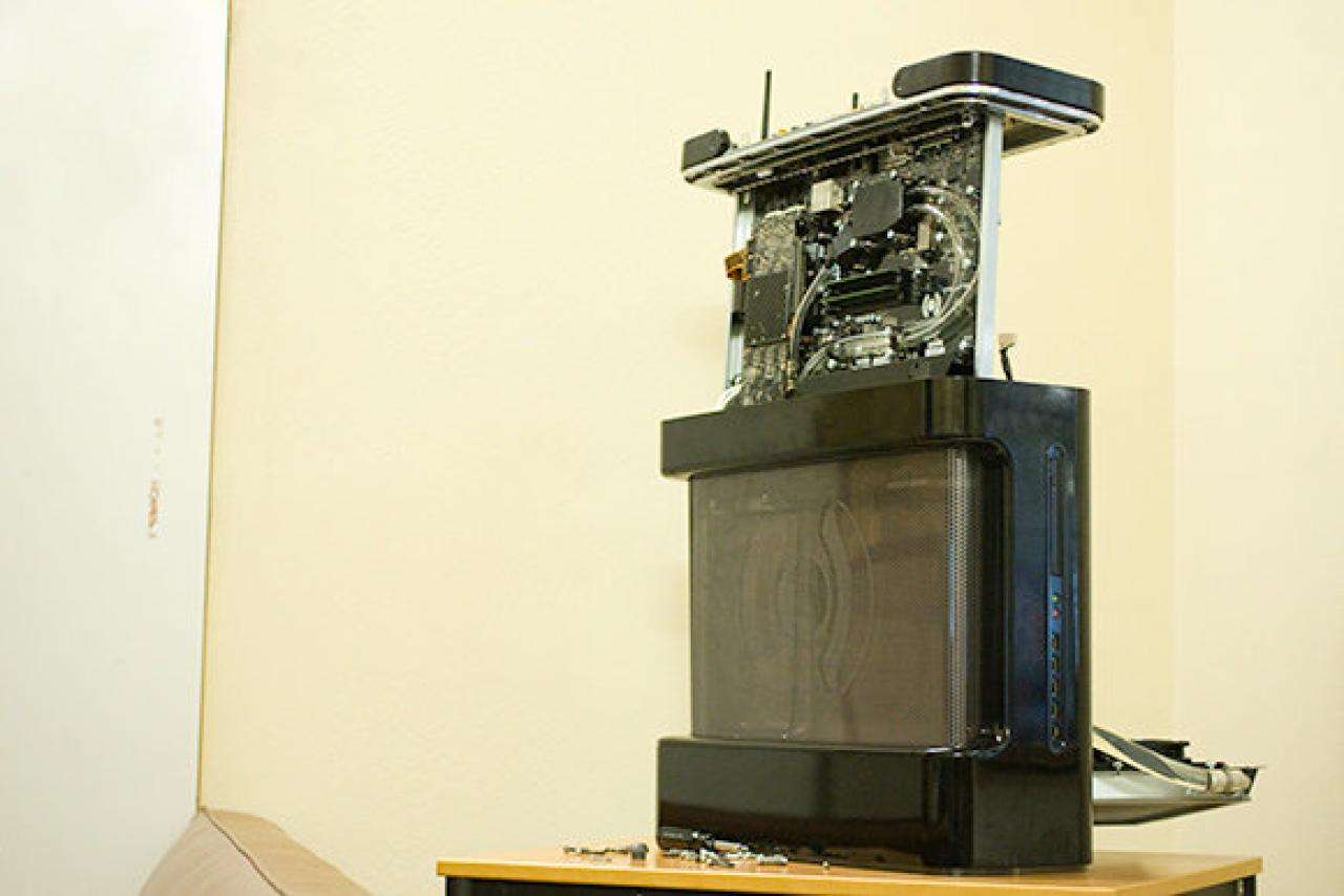 [12/12/2009] Hardcore Computer Reactor Extreme ist das Spitzenmodell der komplett in Kühlflüssigkeit eingelegten Komplett-PC-Serie. (7)