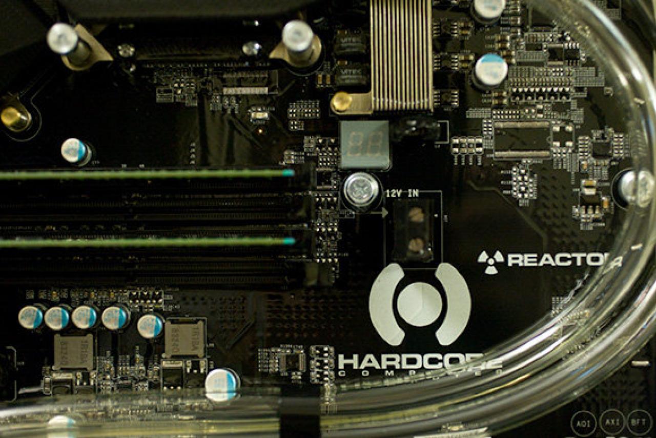 [12/12/2009] Hardcore Computer Reactor Extreme ist das Spitzenmodell der komplett in Kühlflüssigkeit eingelegten Komplett-PC-Serie. (8)
