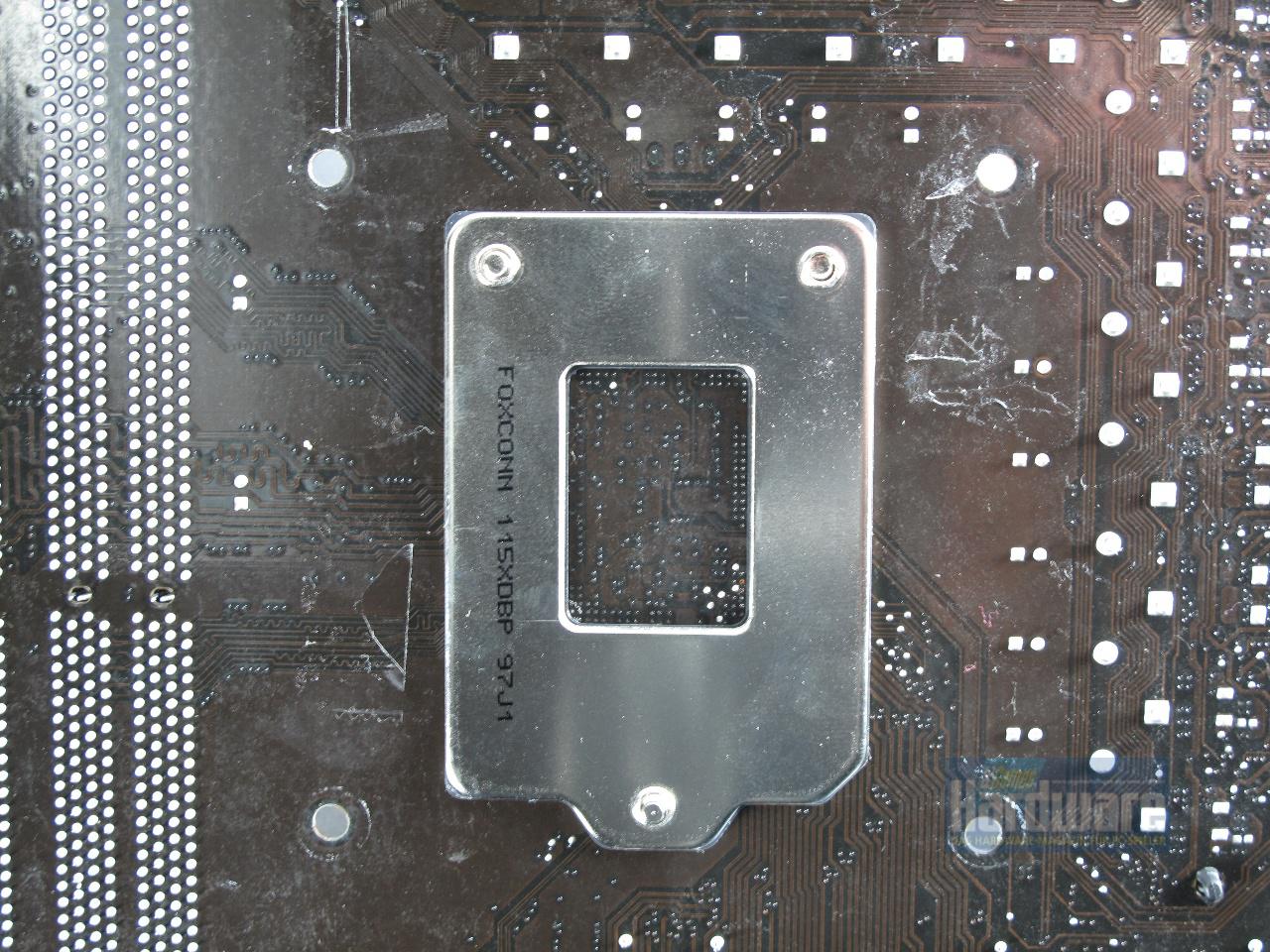 [29/12/2009] Asus P7P55D: Sockel-Backplate von Foxconn