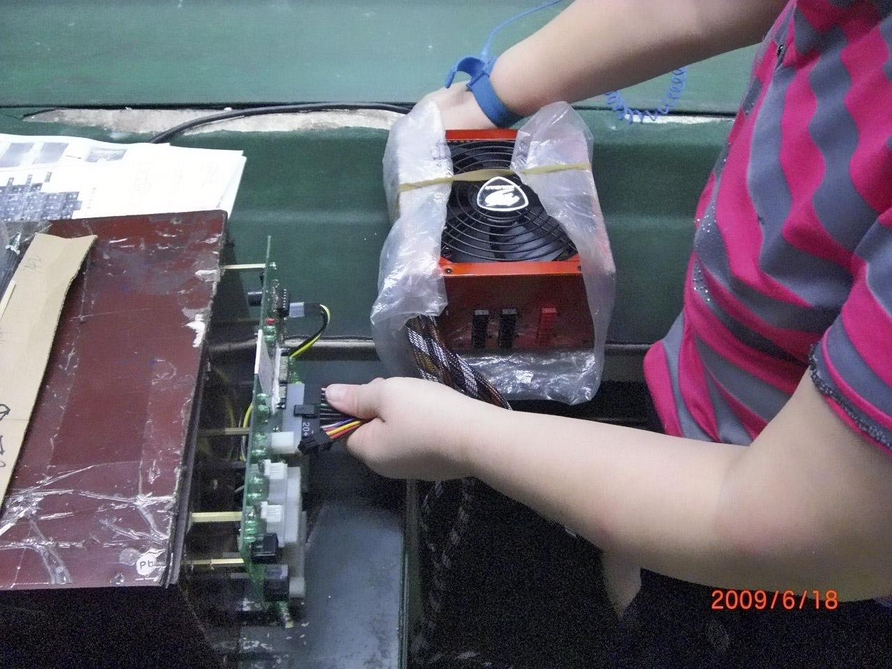 [22/12/2009] Ausführlicher Funktionstest während der Produktion: Erst wenn zwei solcher Testparcours durchlaufen wurden, geht es zum Burn-in-Test weiter.
