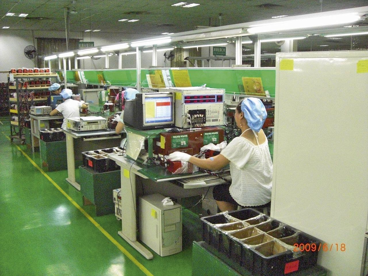 [22/12/2009] Ausführlicher Funktionstest während der Produktion: Erst wenn zwei solcher Testparcours durchlaufen wurden, geht es zum Burn-in-Test weiter. (2)